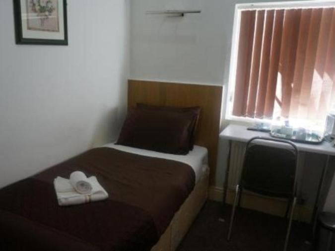The Cotswold Nottingham Quarto foto