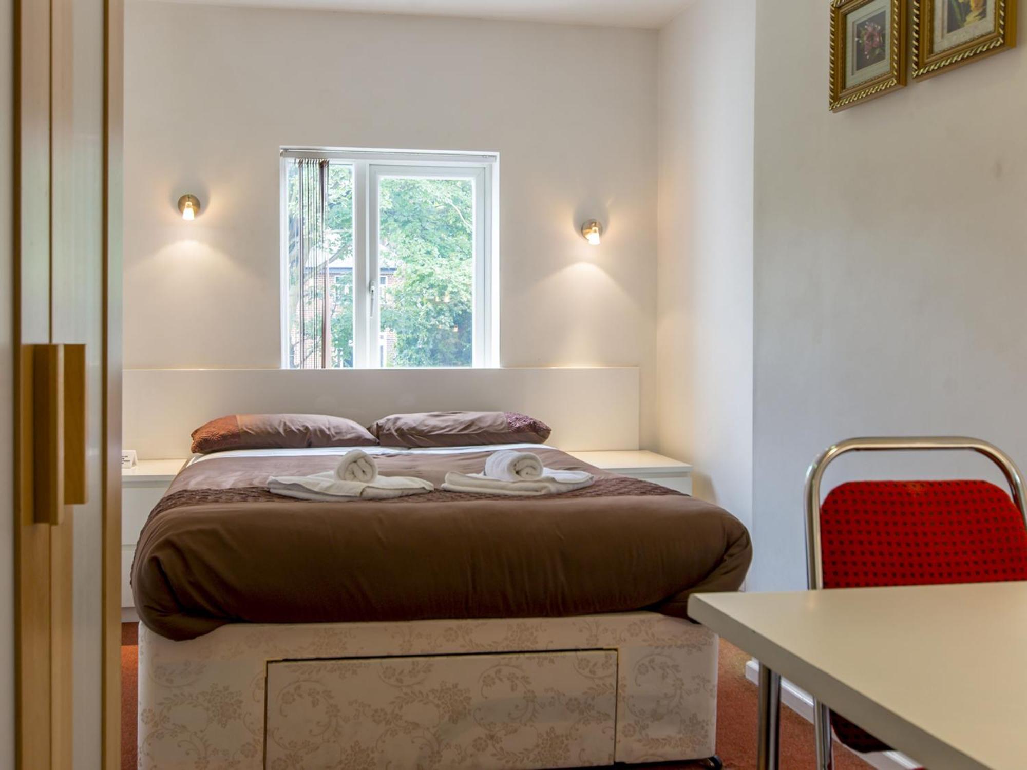 The Cotswold Nottingham Quarto foto